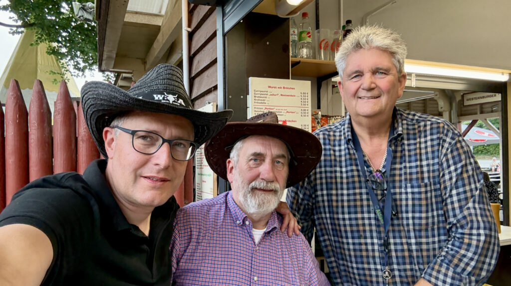 Unser Häuptling Gerhard, Jan Henning Staggenborg und Michael Flatt vor der Gastronomie am Kalkberg