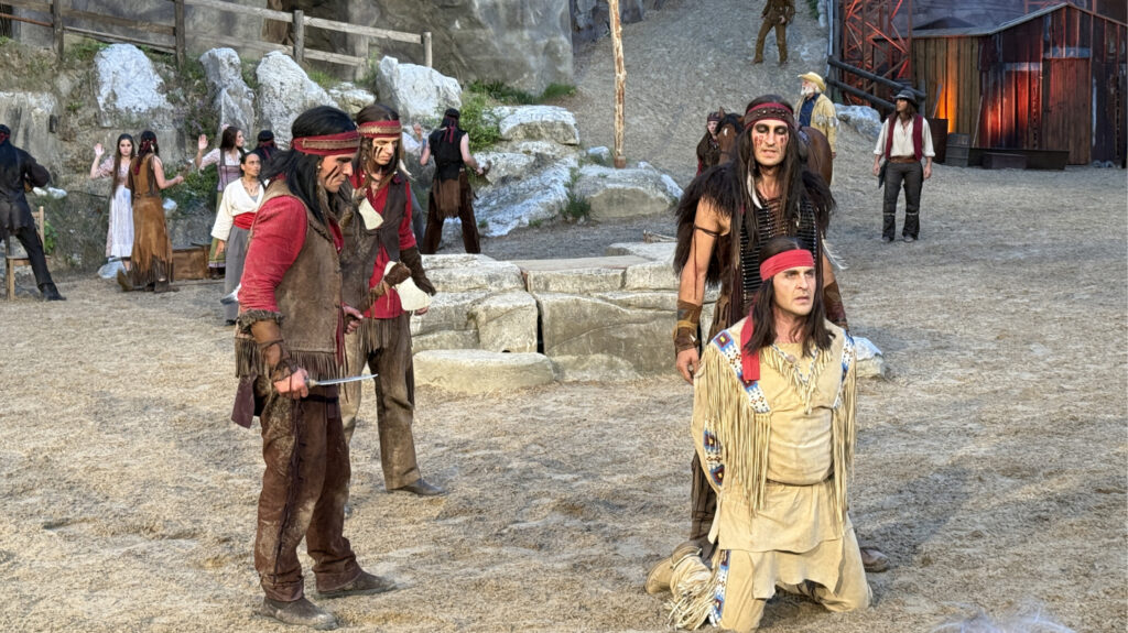 Szenenbild in der Freilichtbühne am Kalkberg mit Winnetou