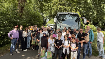 Die Teilnehmer des Ausflugs mit der Großstadt-Mission zu den Karl-May-Festspielen nach Bad Segeberg vor dem Bus
