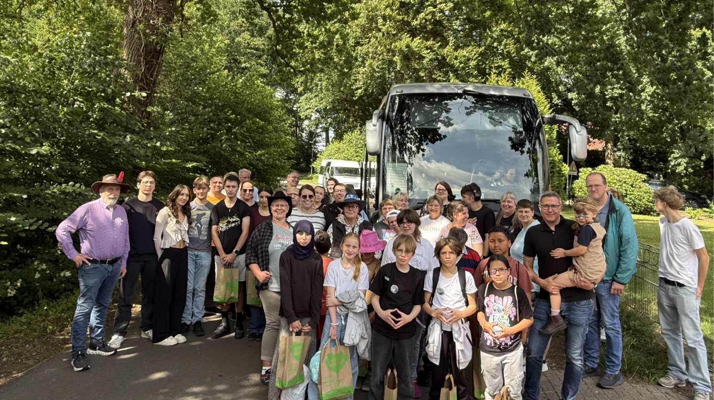 Die Teilnehmer des Ausflugs mit der Großstadt-Mission zu den Karl-May-Festspielen nach Bad Segeberg vor dem Bus